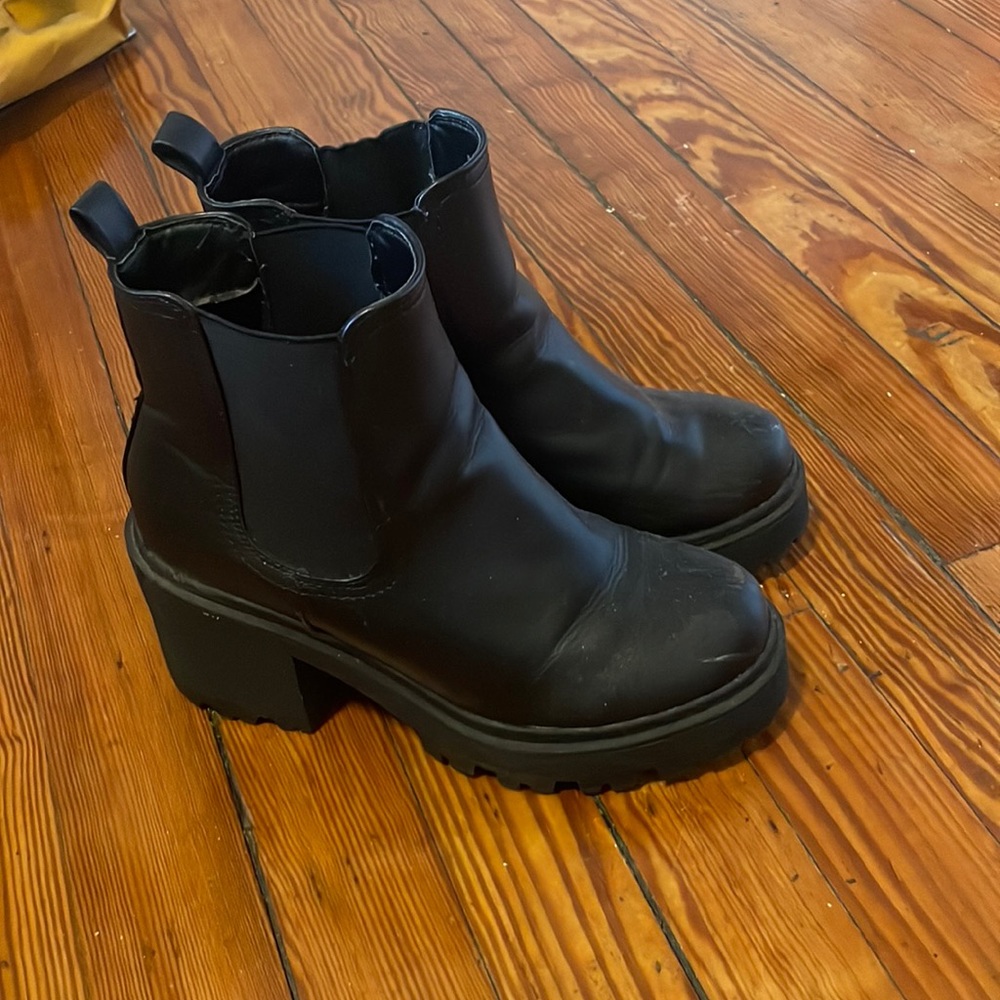 UO Platform Heels size 7.5 wide